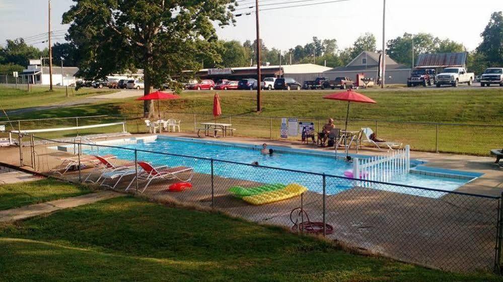 Early American Motel Aurora ภายนอก รูปภาพ